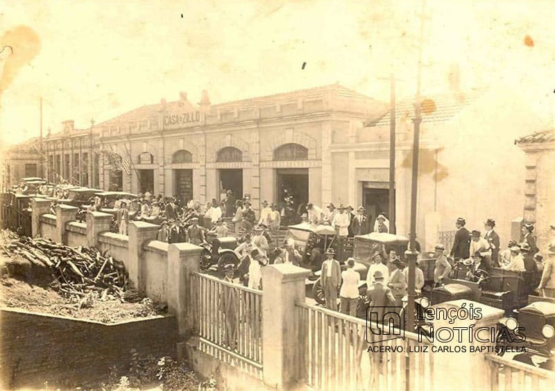 Frota de veículos Ford estacionada na Rua 15 de Novembro defronte a Casa Zillo. Foto de 1930 do acervo de Luiz Carlos Baptistella